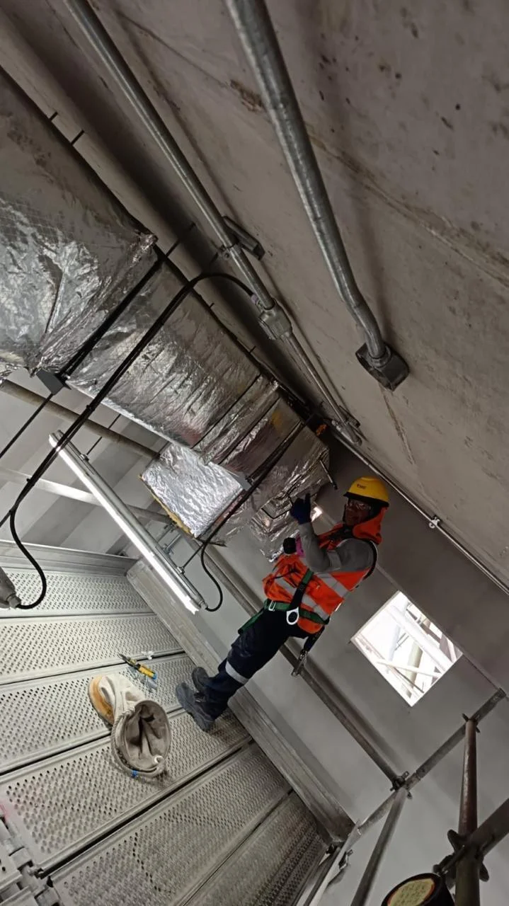 Instalaciòn de ductos en sala elèctrica UNACEM